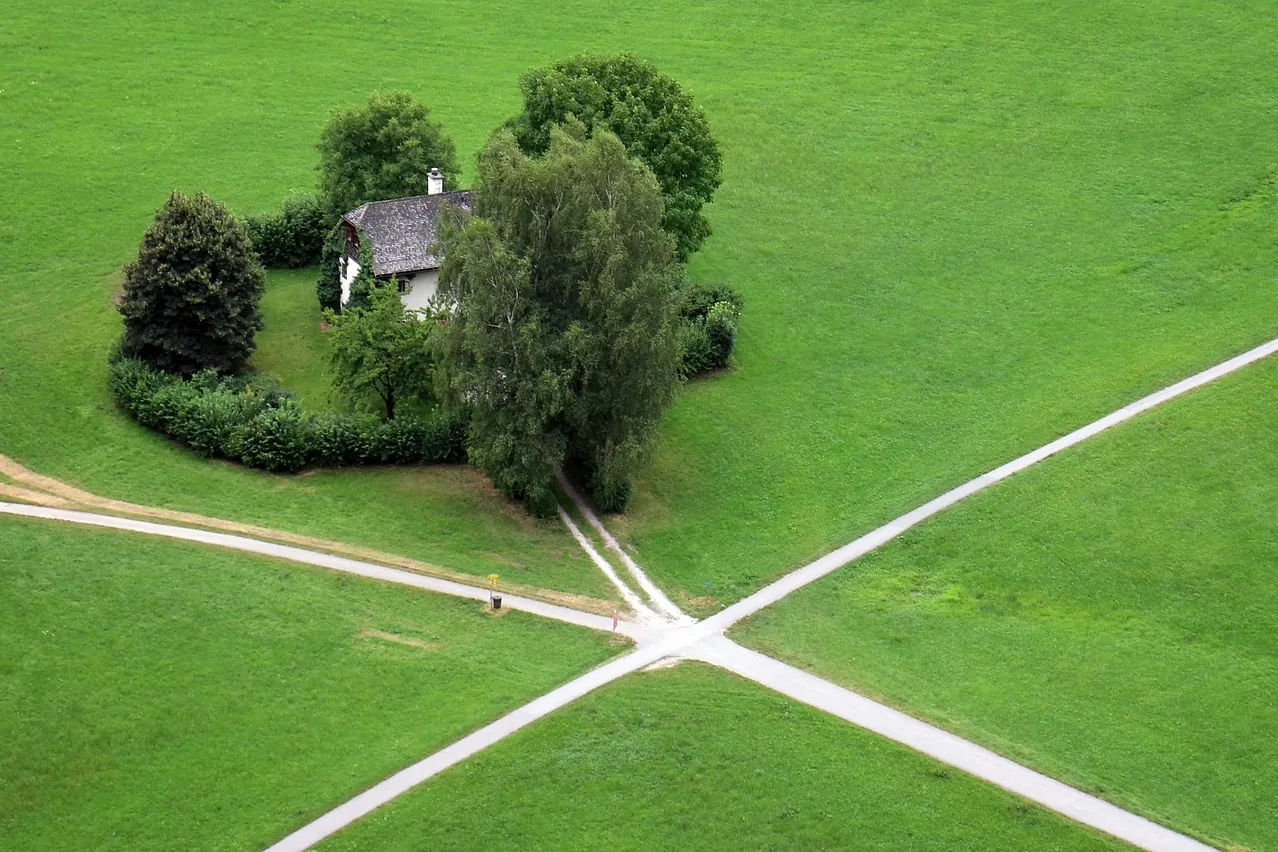 House, crossroads, crossing